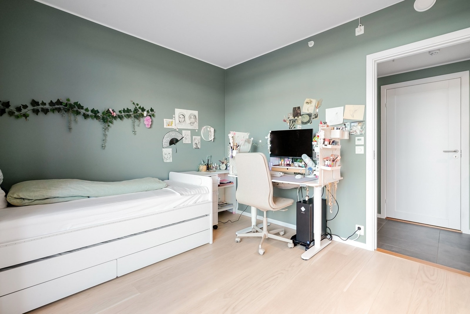 Rommet har god plass til både seng og en egen arbeids- eller lesekrok. Galleribilde