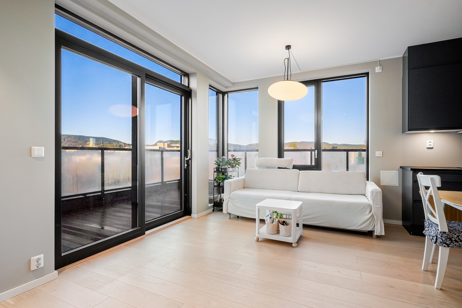 Stuen og kjøkkenet er i en åpen løsning, med gjennomgående parkett og store vindusflater. Galleribilde