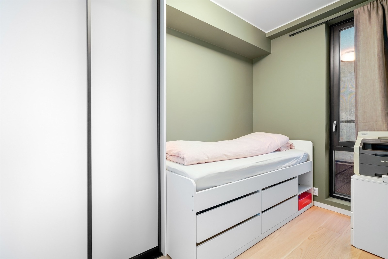 Leilighetens andre soverom er også av god størrelse, med plass til garderobeskap. Galleribilde