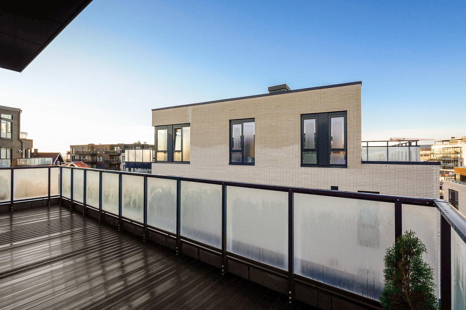 Rekkverket i metall og glass gir en åpen følelse og skjermer samtidig for innsyn. Galleribilde