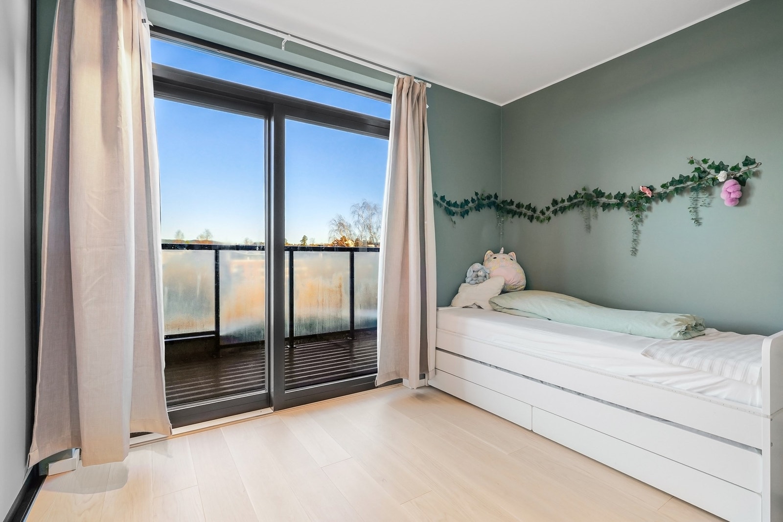 Også på soverommene er det behagelig vannbåren gulvvarme og parkett på gulvet. Galleribilde