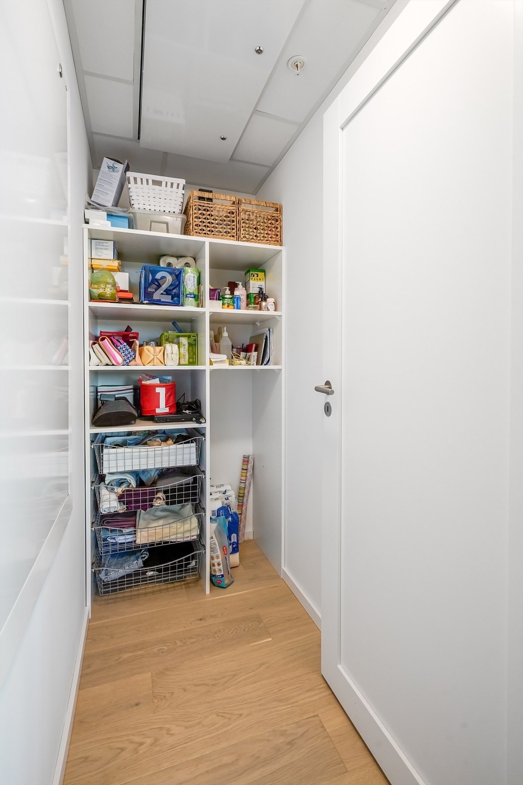 En praktisk innvendig bod gir ekstra lagringsplass lett tilgjengelig i leiligheten. Galleribilde