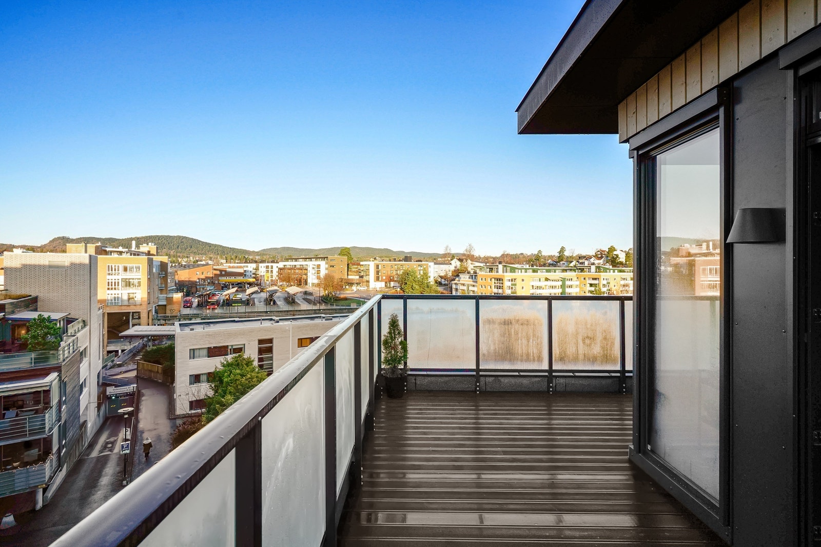Balkongen strekker seg over to sider av leiligheten og har gode solforhold. Galleribilde