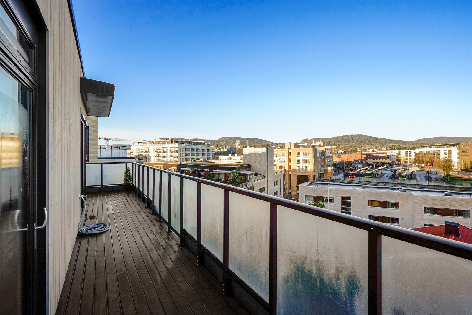 Fra balkongen har man utsikt over et levende og veletablert område på Bekkestua. Galleribilde