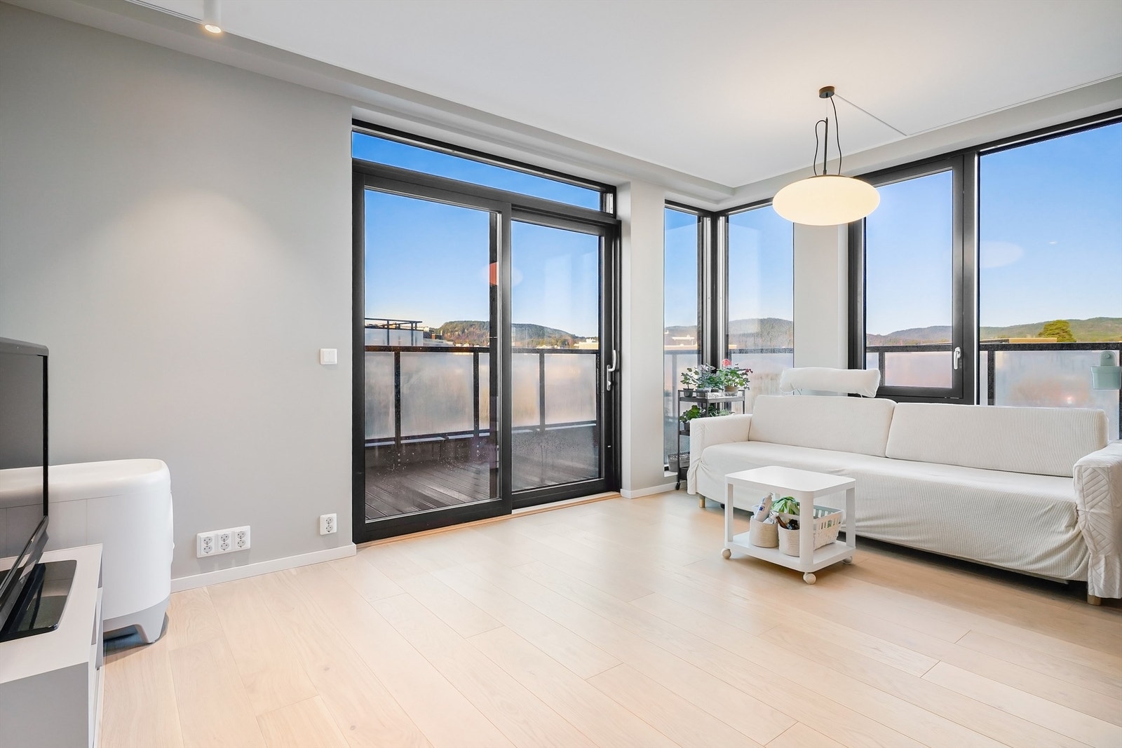 Dette er en nyere og attraktiv 3-roms toppleilighet fra 2024 i hjertet av Bekkestua. Galleribilde