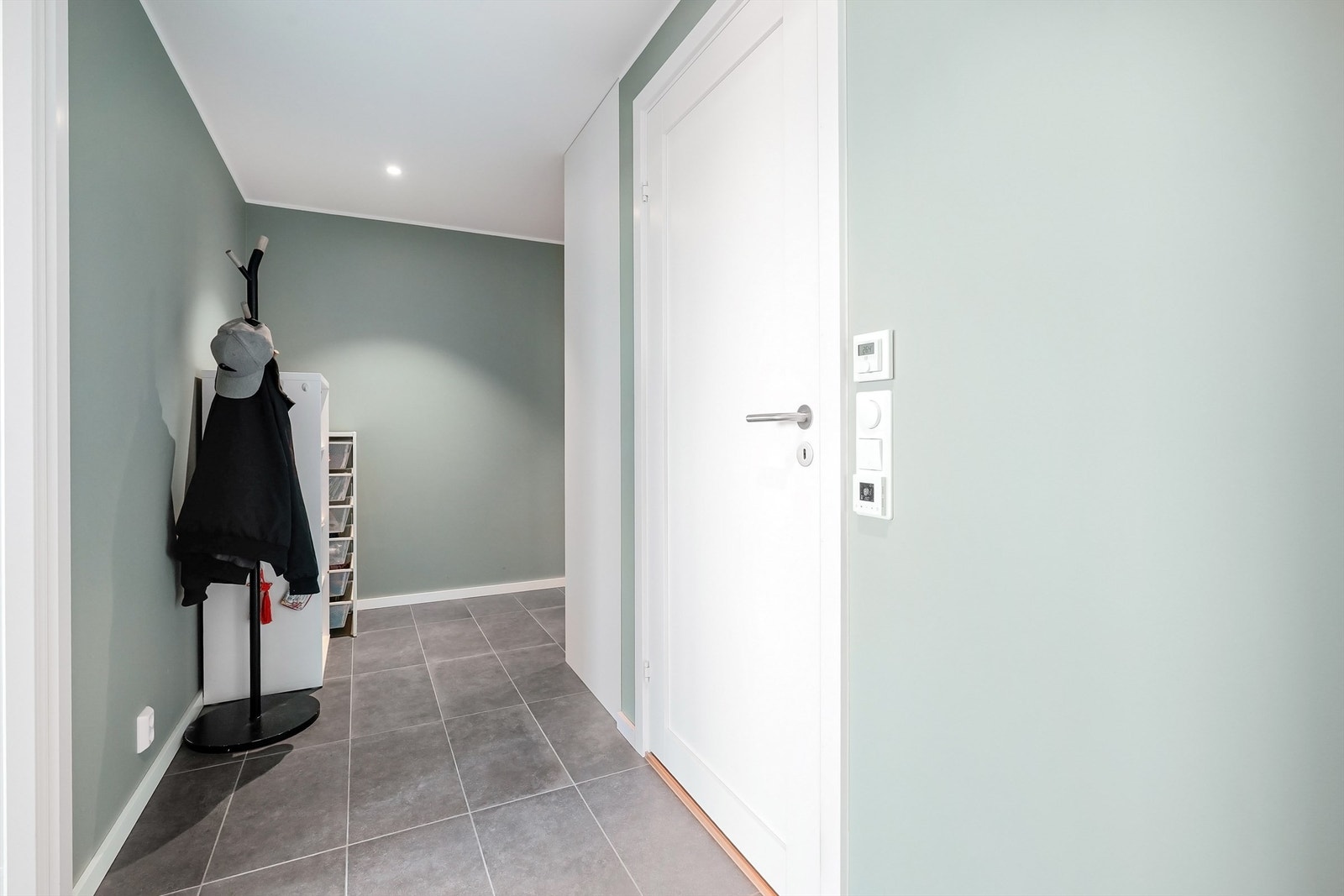 Leiligheten har en innbydende entré med flislagt gulv og vannbåren gulvvarme for god komfort. Galleribilde