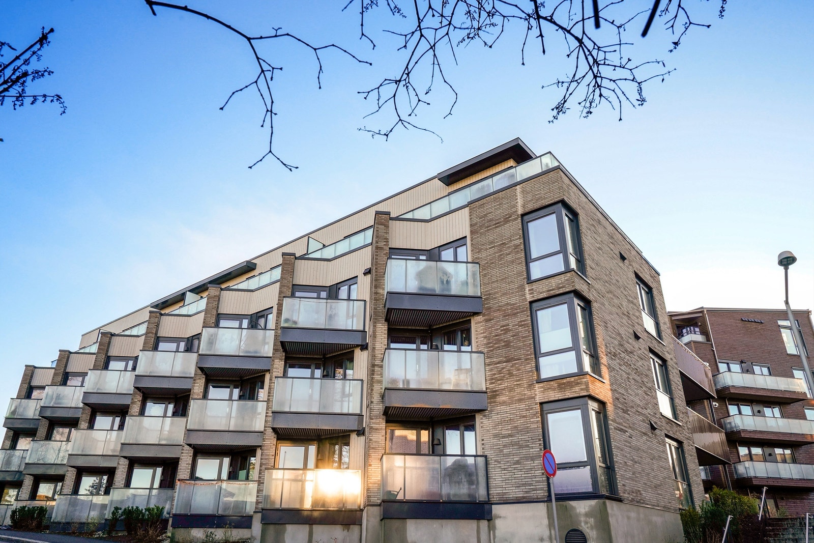 Bygget er fra 2024 og har en moderne fasade med yttervegger i trekledning og murverk. Galleribilde