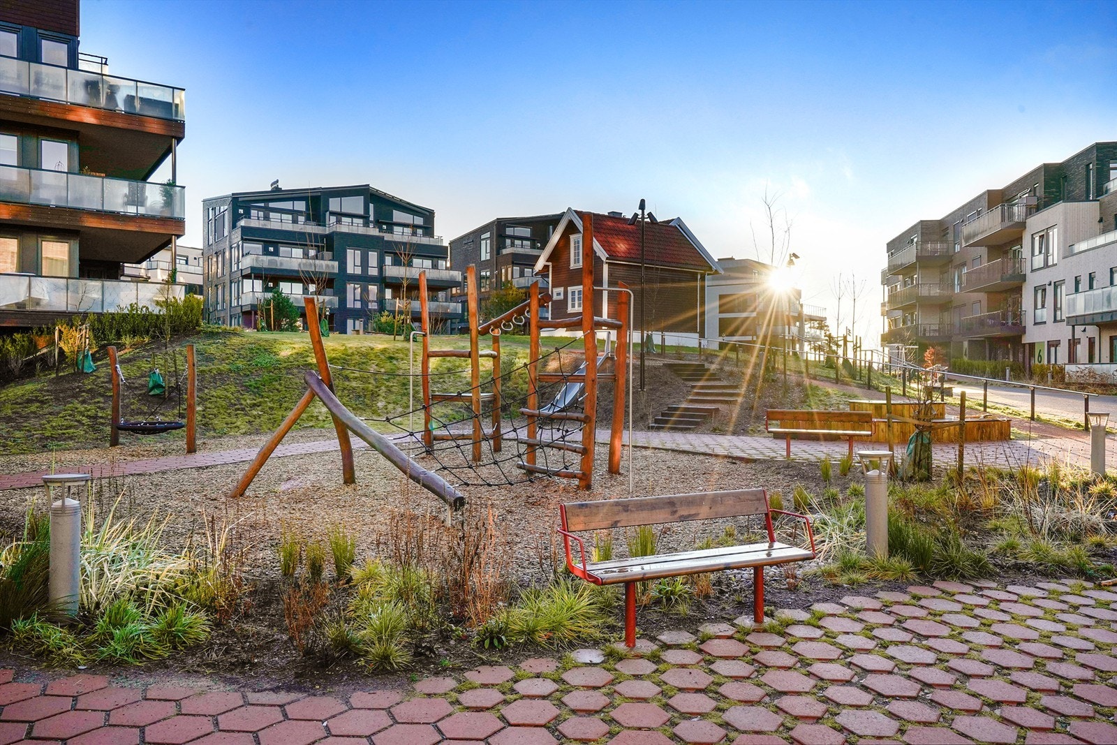 Området er godt tilrettelagt for barnefamilier med trygge lekeområder rett utenfor døren. Galleribilde