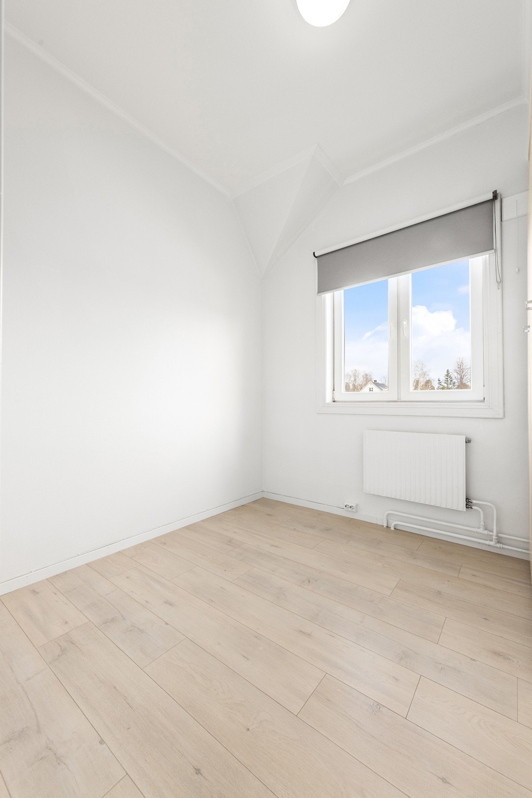 Soverommet er lyst og luftig med plass til seng og garderobeskap. Galleribilde