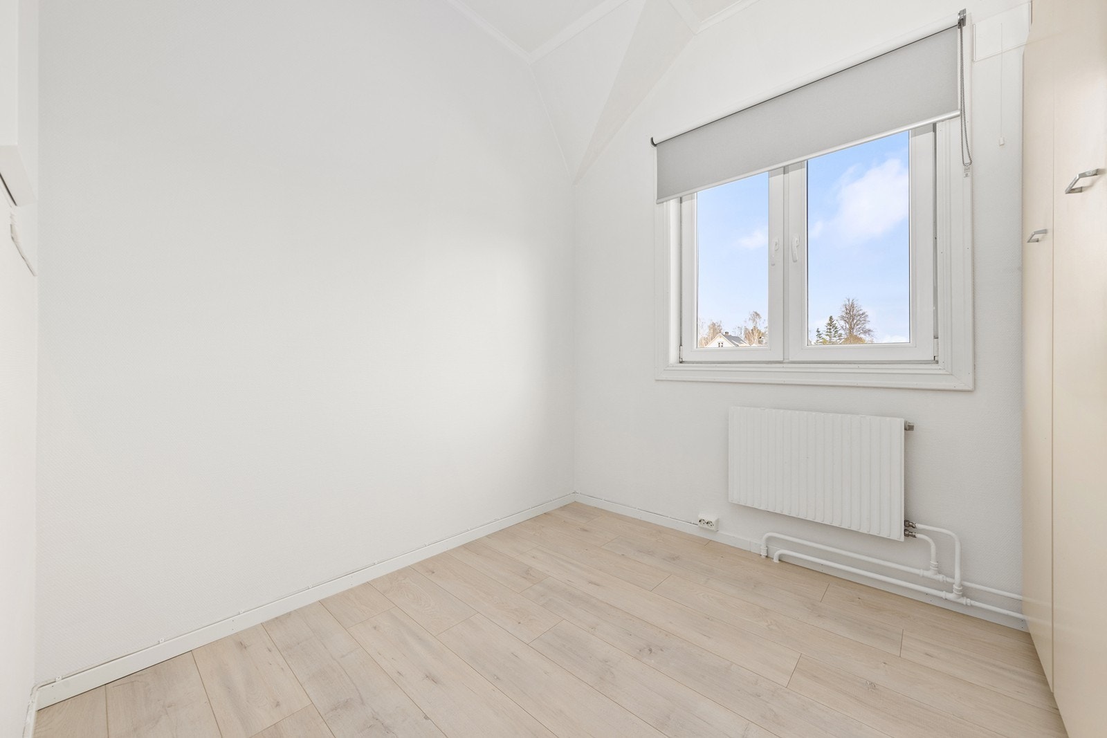 Soverom med garderobeskap. Galleribilde