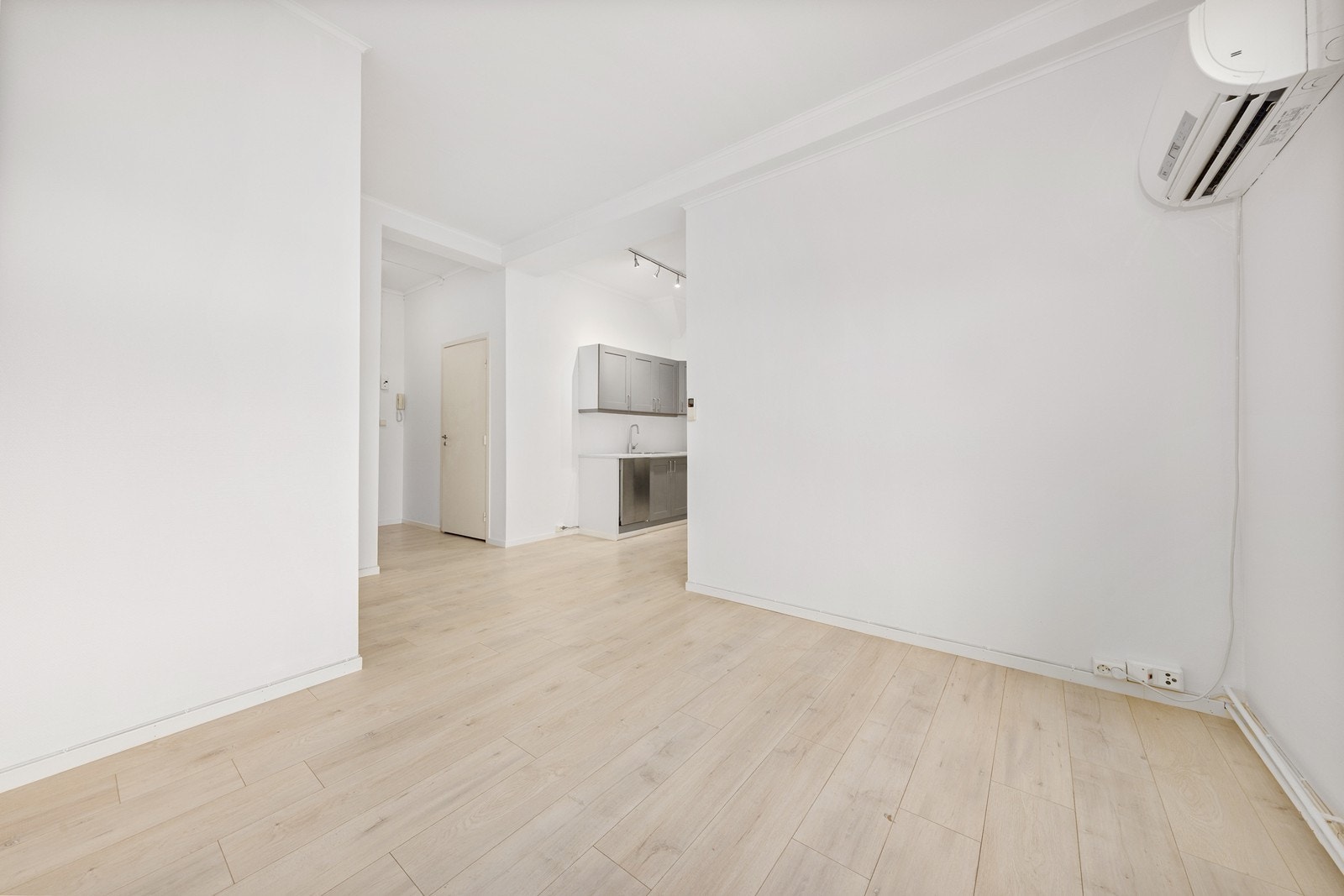 Stuen er delikat og innbydende med 1-stavs laminat på gulv og hvite vegger. Galleribilde