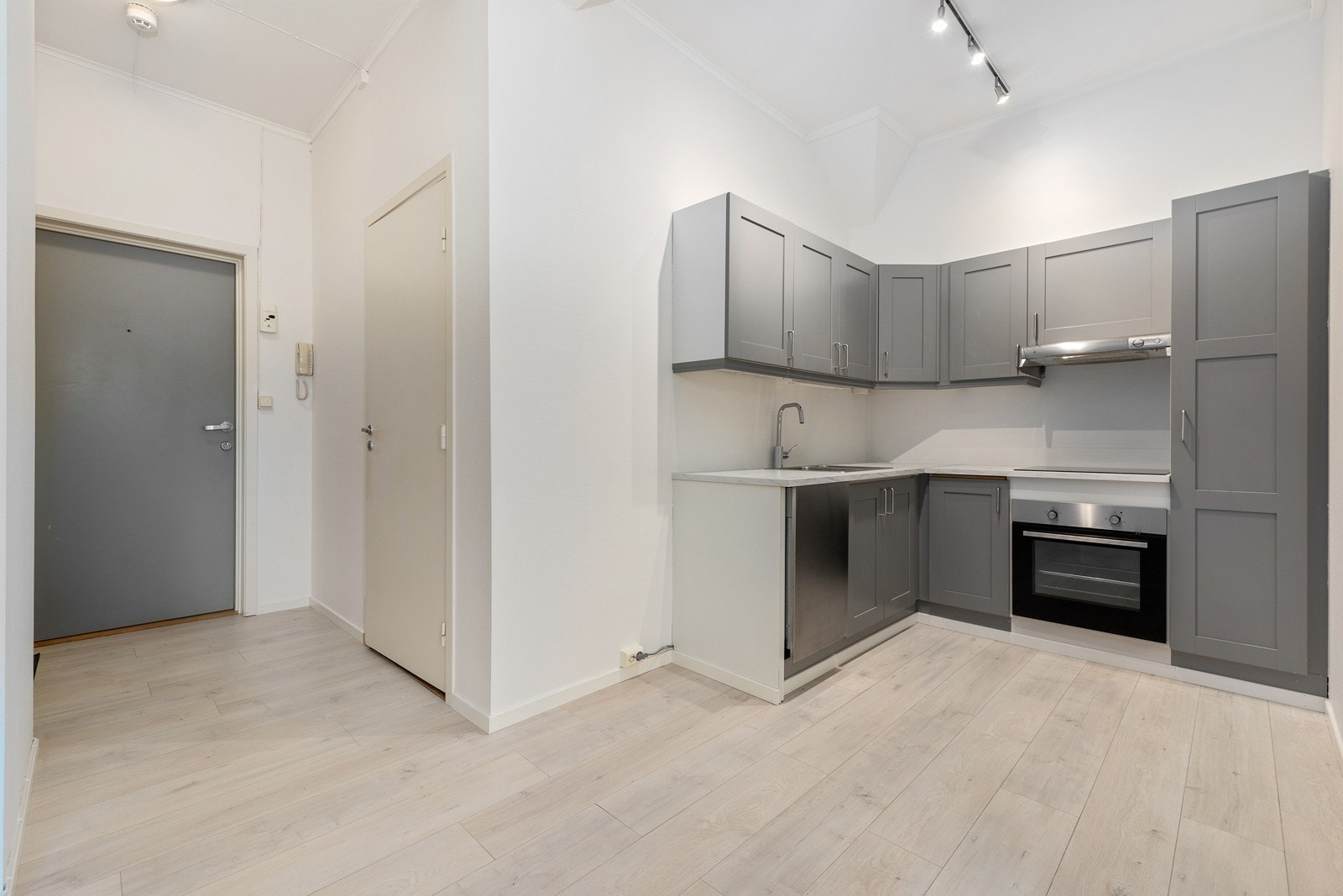 Kjøkkenet har innredning med glatte fronter. Benkeplaten er av laminat. Galleribilde