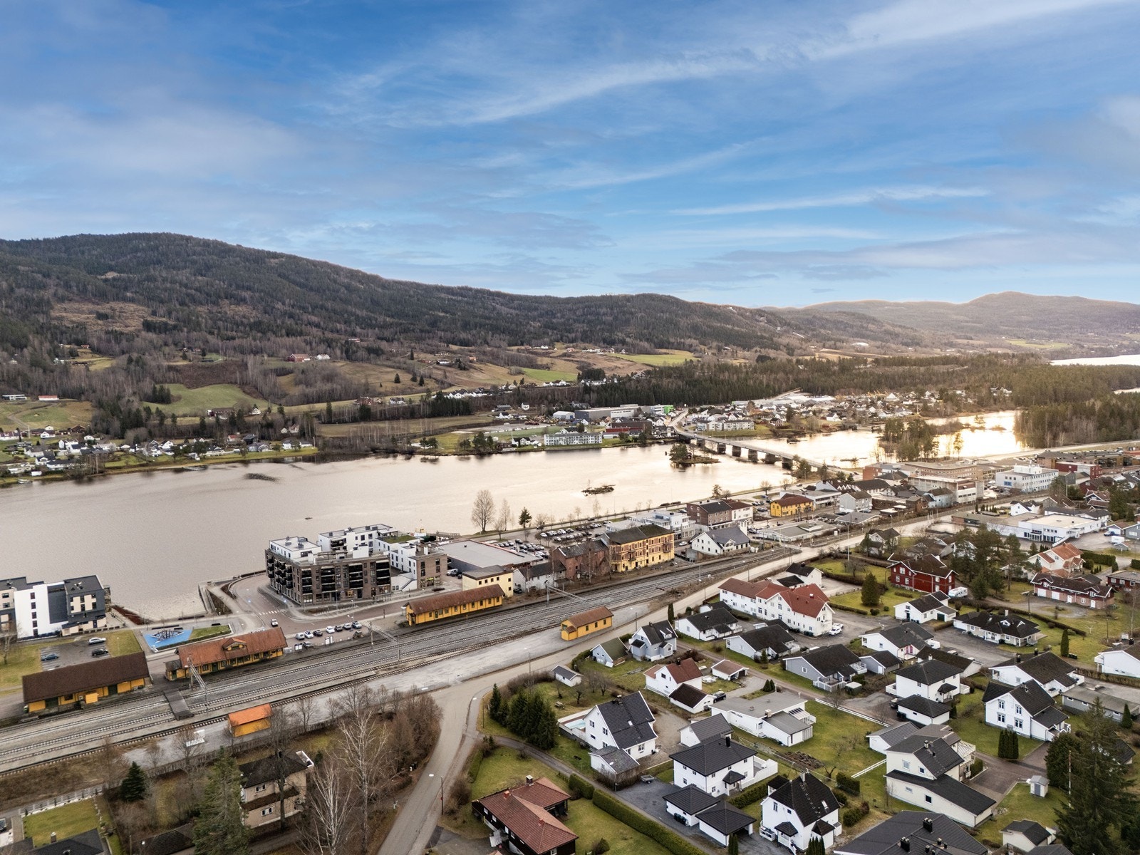 Kun en kort spasertur unna Vikersund sentrum med servicetilbud, skoler, barnehage, samt offentlig kommunikasjon. Galleribilde