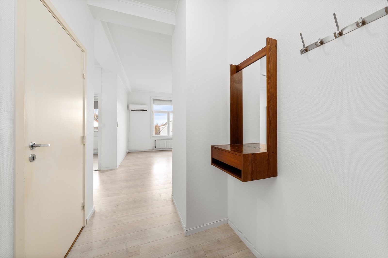 Innvendig er det gulv av laminat. Veggene har tapet. Innvendige tak har malte plater. Galleribilde