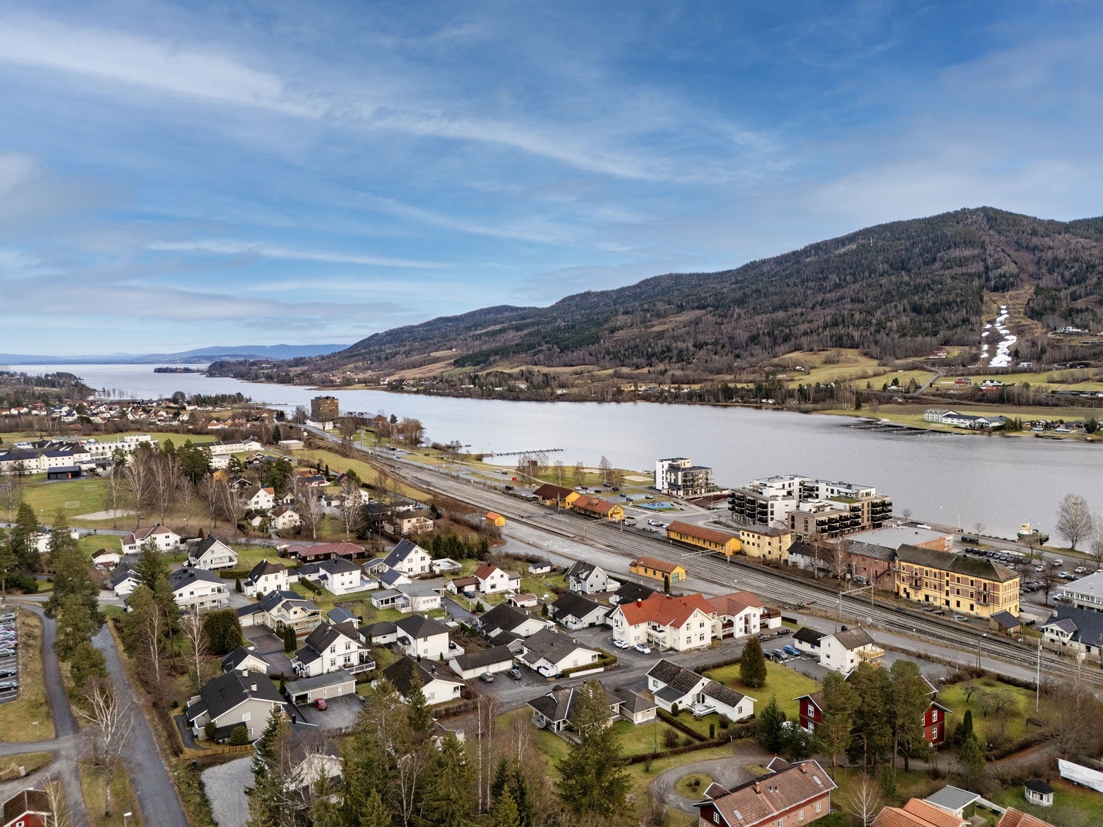 Tyrifjorden byr på fine bade- og fiskemuligheter. Kort vei til idrettsanlegg Øya med fine turmuligheter. Galleribilde