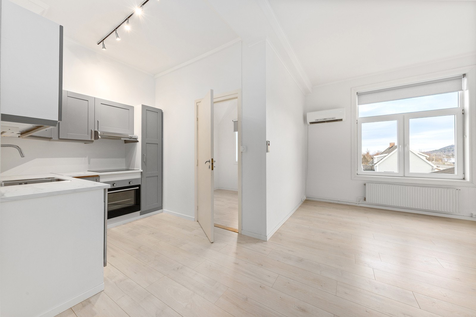 Den åpne løsningen mot kjøkkenet gjør rommet til et hyggelig og sosialt oppholdsrom. Galleribilde