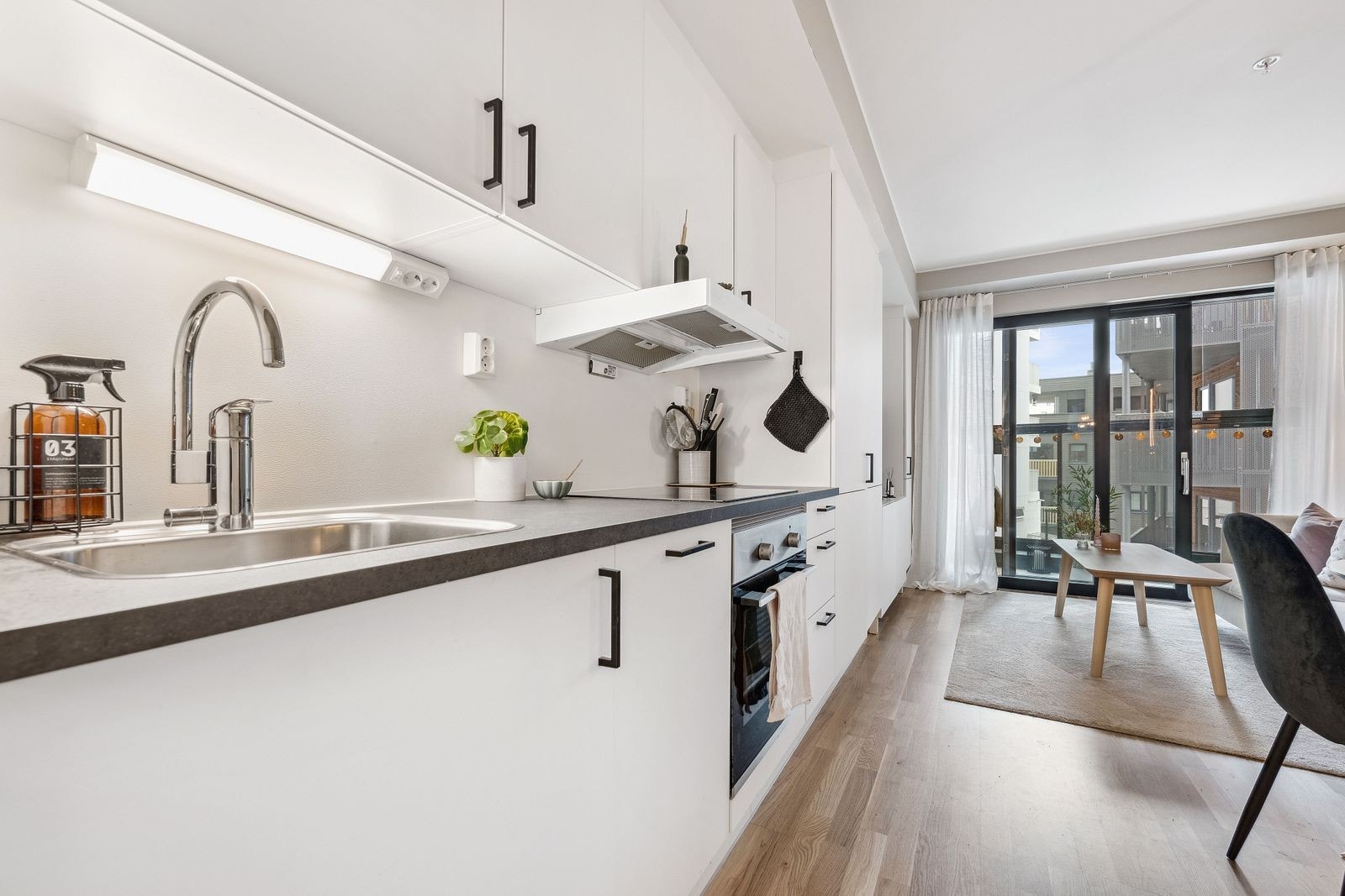 Moderne hvitt kjøkken med integrerte hvitevarer. Galleribilde