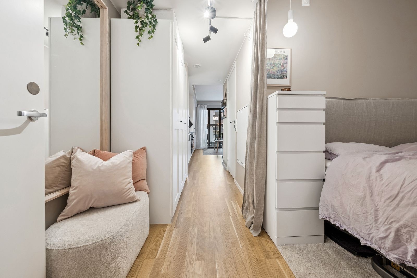 Åpen entre med oppbevaringsmuligheter samt en sovealkove med plass til dobbeltseng max 150cm. Galleribilde