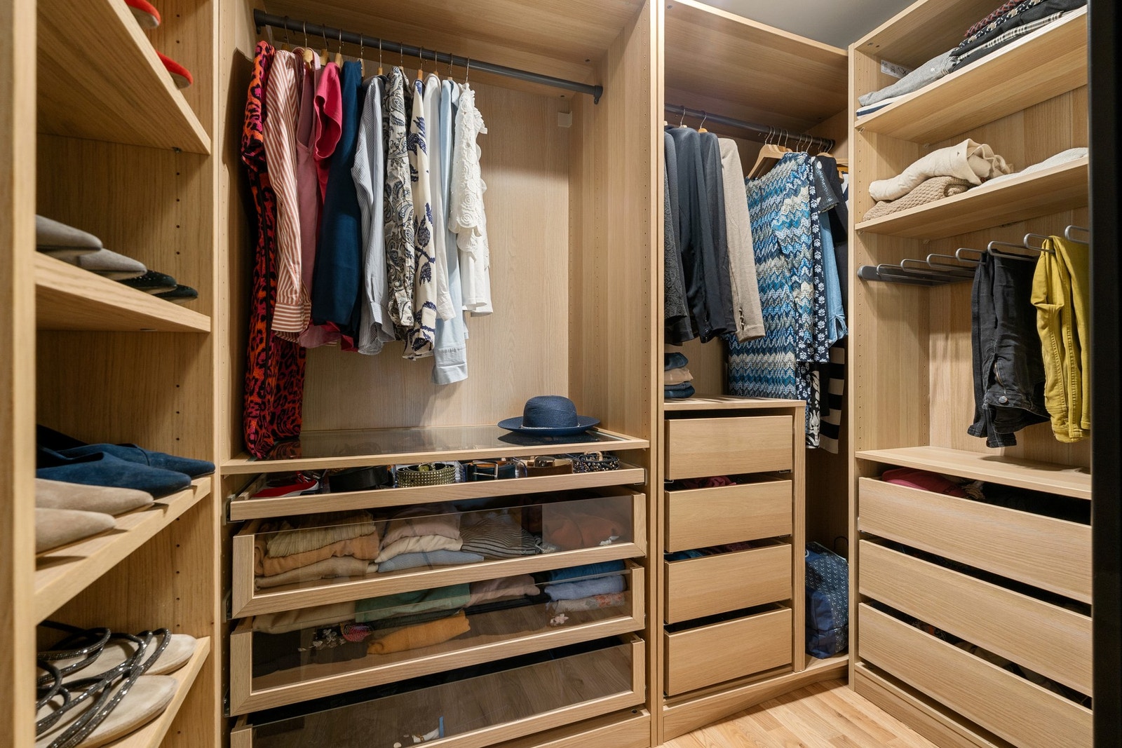 Godt med garderobeplass i walk-in garderoben. Galleribilde