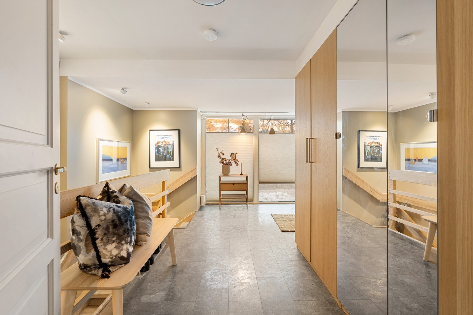 Stort inngangsparti med gode oppbevaringsmuligheter. Trapp ned til sokkeletasje. Galleribilde