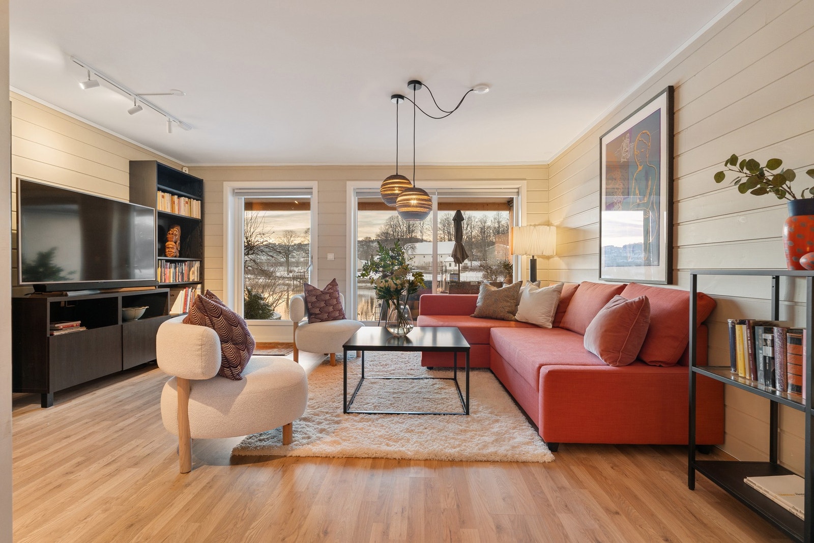 Velkommen ned til sokkeletasjen. Stuen kan lett omgjøres til ekstra soverom. Galleribilde