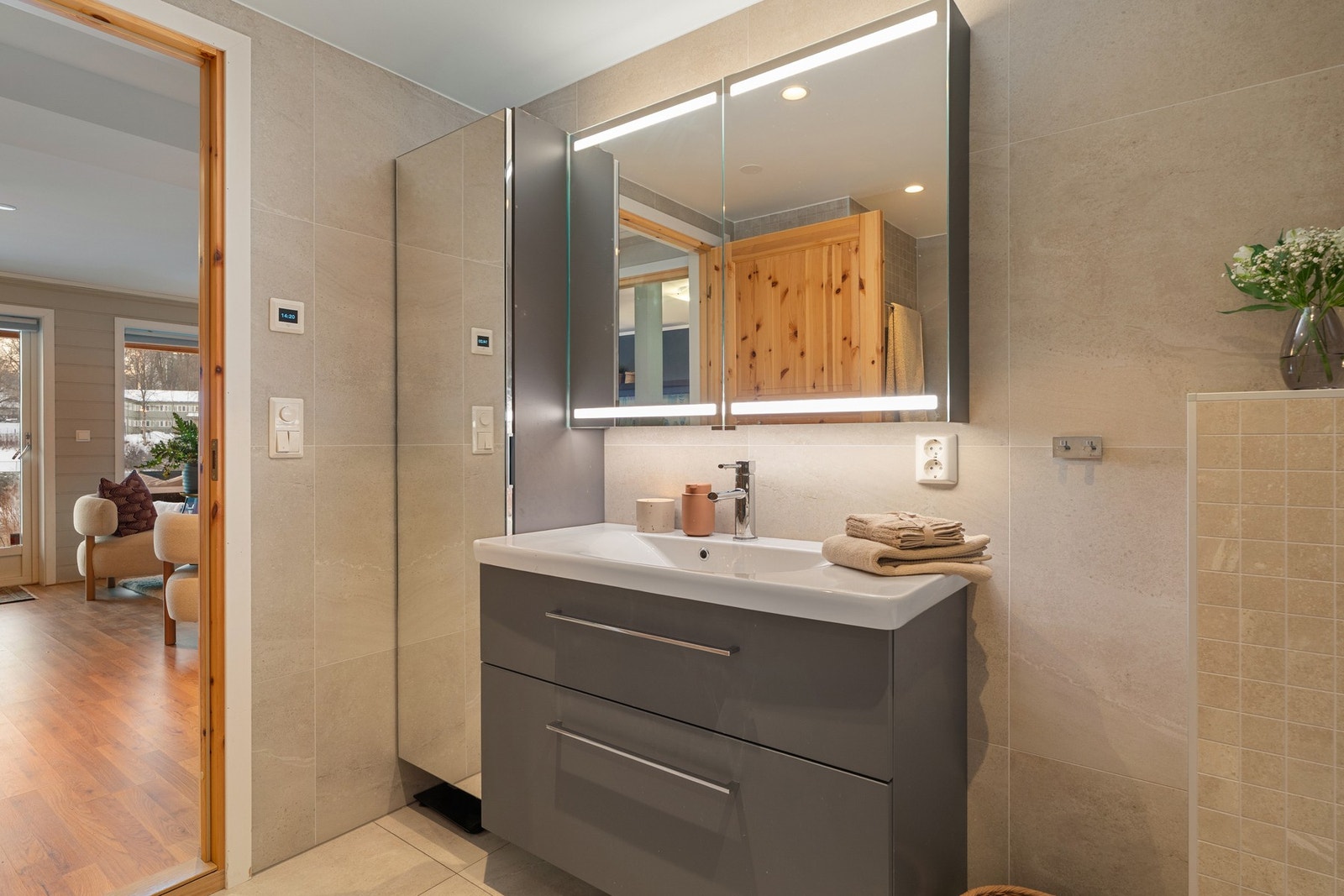 Man har direkte tilgang til baderommet fra stuen i sokkeletasjen. Galleribilde