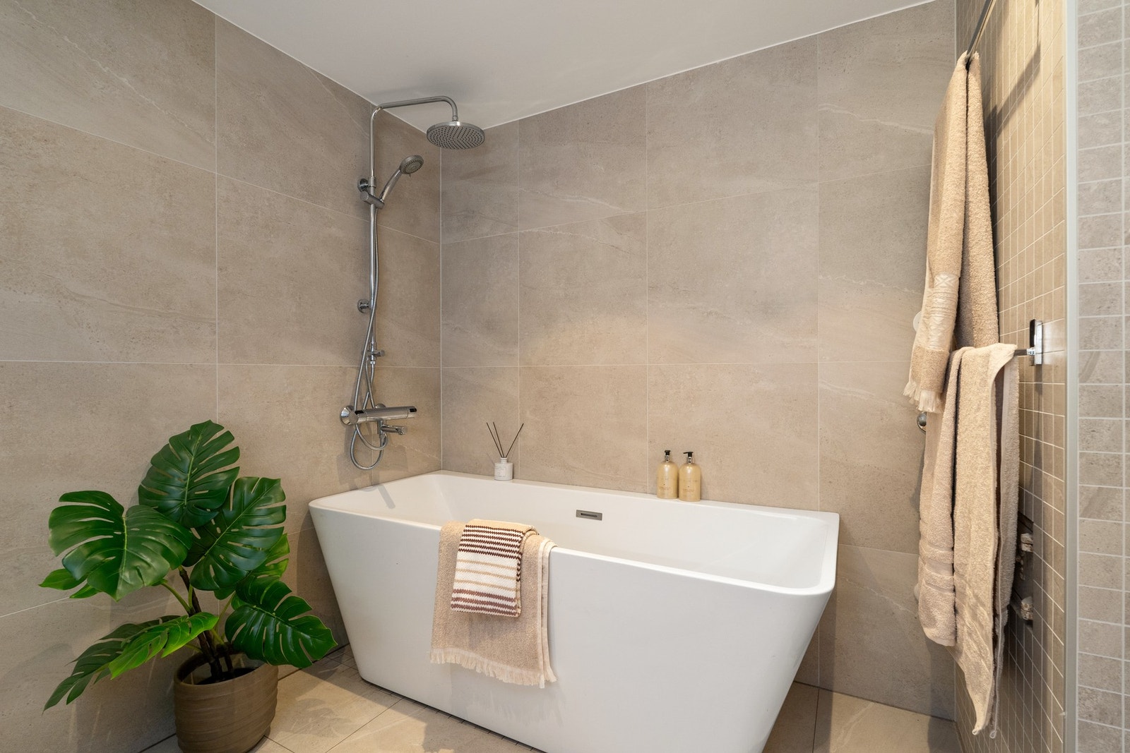 Stort og delikat baderom med både badekar og regndusj som gir en hyggelig spafølelse. Galleribilde