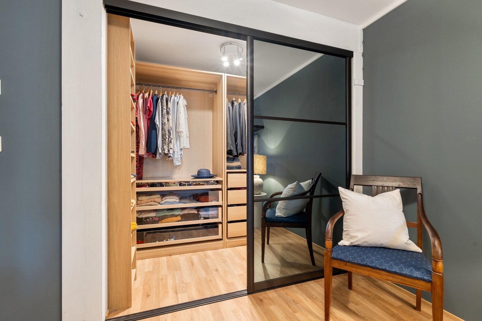 Praktisk walk-in garderobe på 3 kvadratmeter på soverommet. Galleribilde