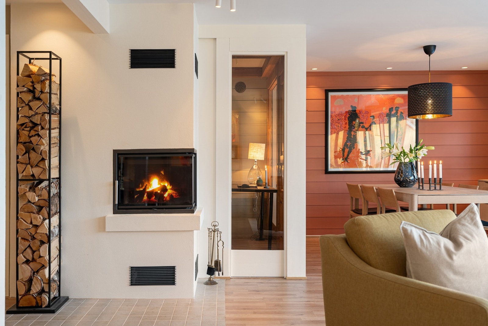 Vedfyring på stue bidrar til en lun og fin atmosfære i rommet. Galleribilde