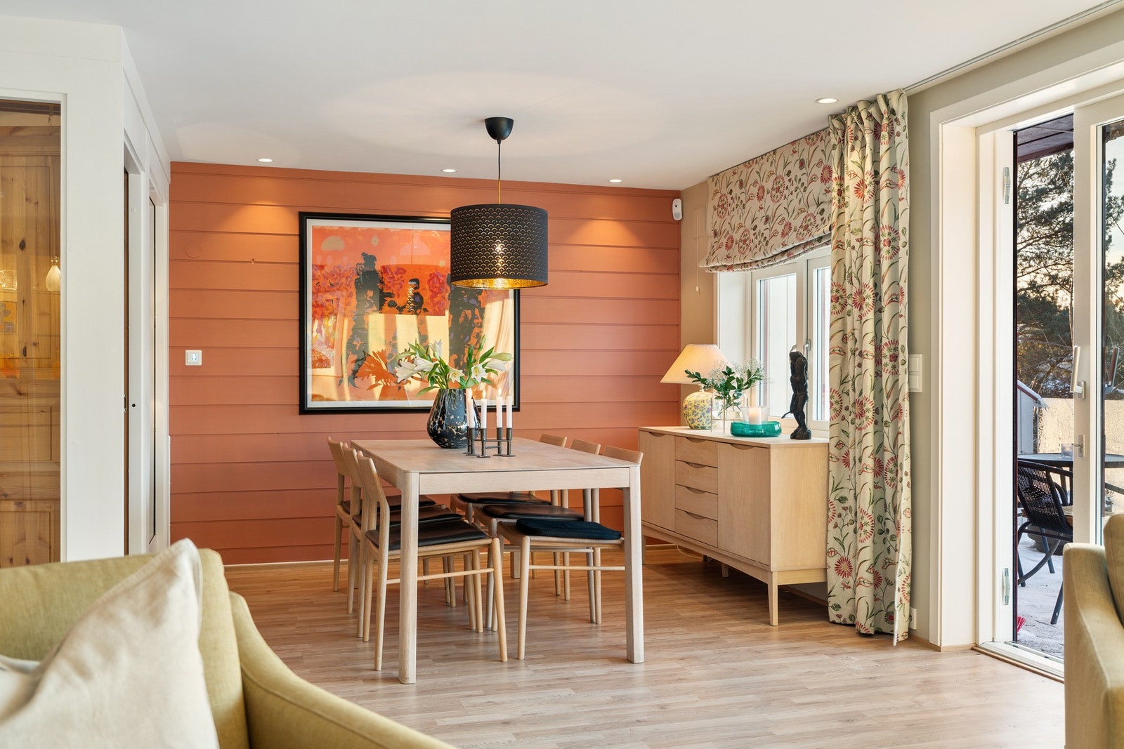 Spisebordet finner sin naturlige plassering på stuen. Galleribilde