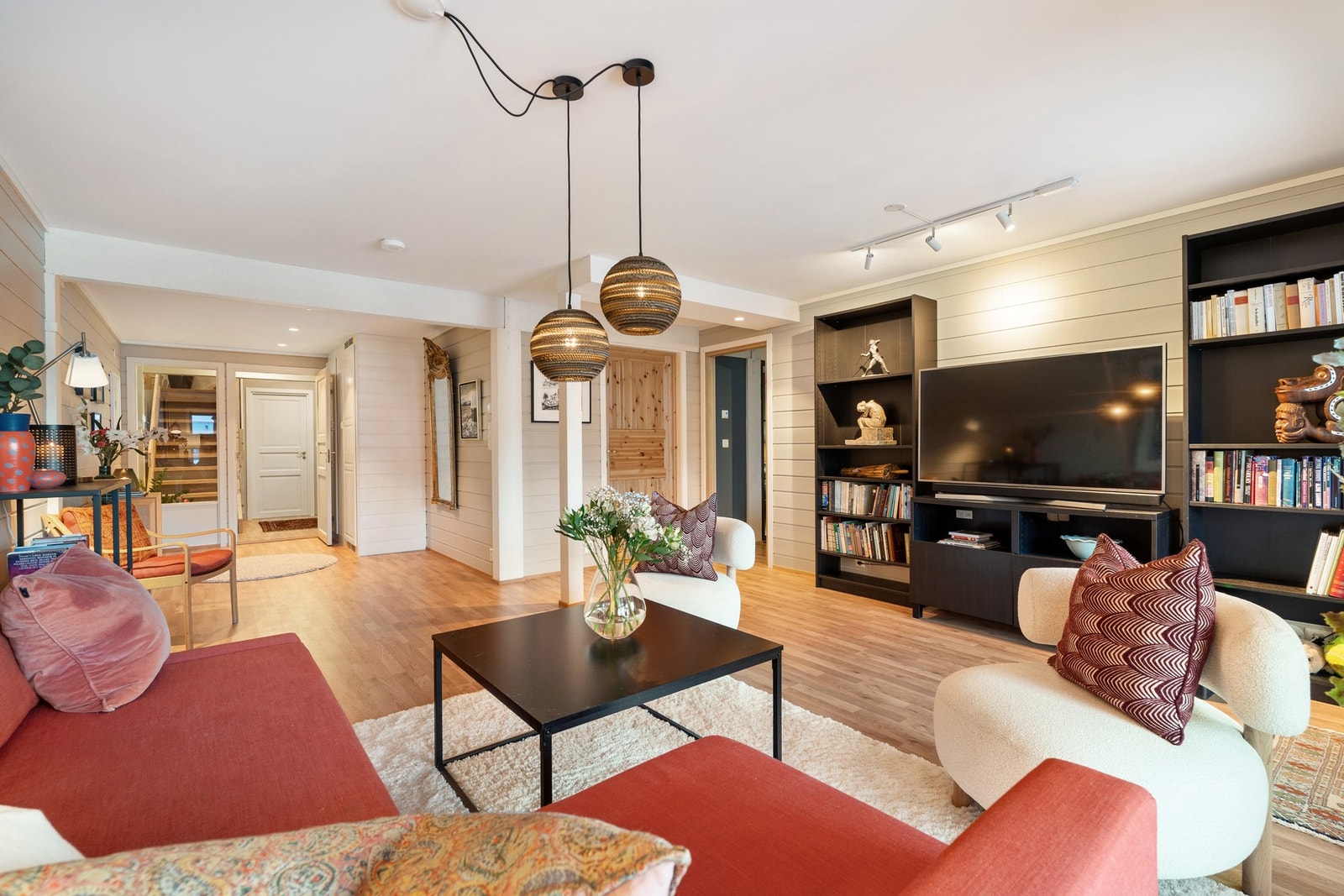 Sokkeletasjen består av stue, terrasse, soverom, bad og bodareal. Galleribilde