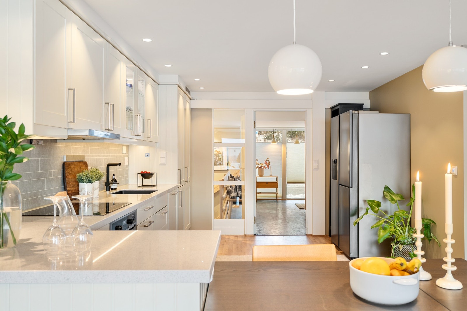 Kjøkkeninnredning med flotte fronter og benkeplater av kompositt. Galleribilde