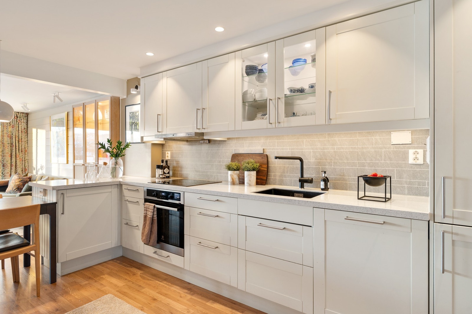 Kjøkkenet har god skap- og benkeplass. Integrert platetopp, stekeovn og oppvaskmaskin. Galleribilde