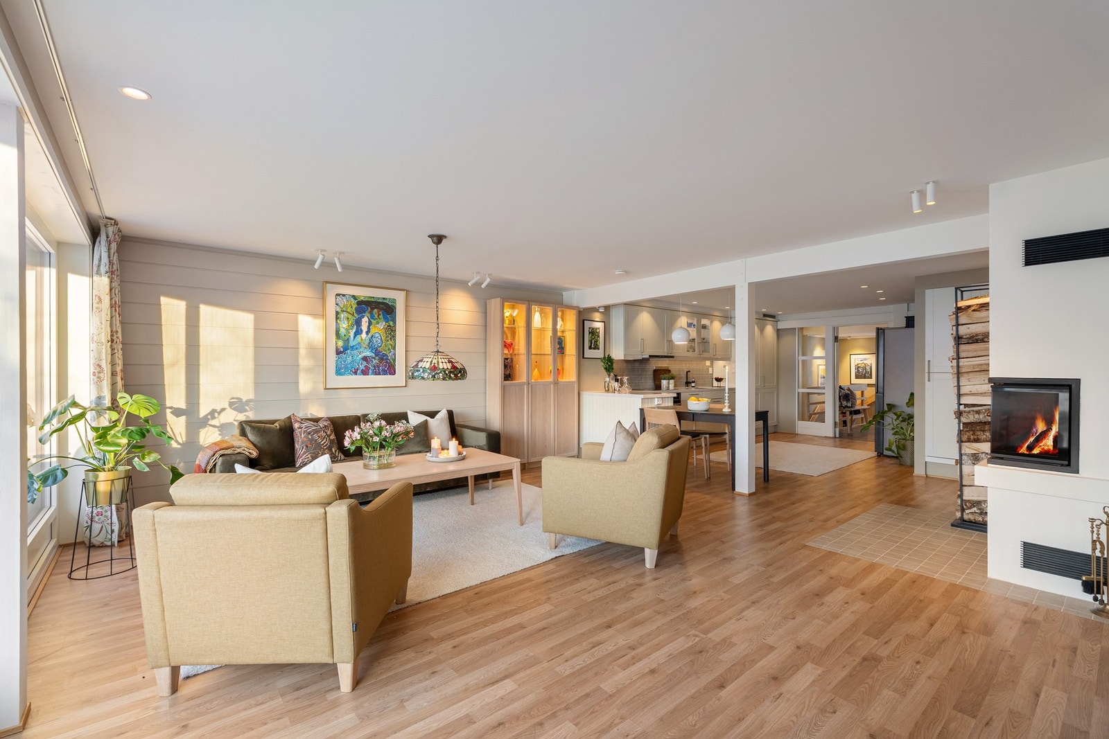 Boligen ble betydelig oppgradert i perioden 2019-2021, og består av tidsriktige og fine materialvalg. Galleribilde