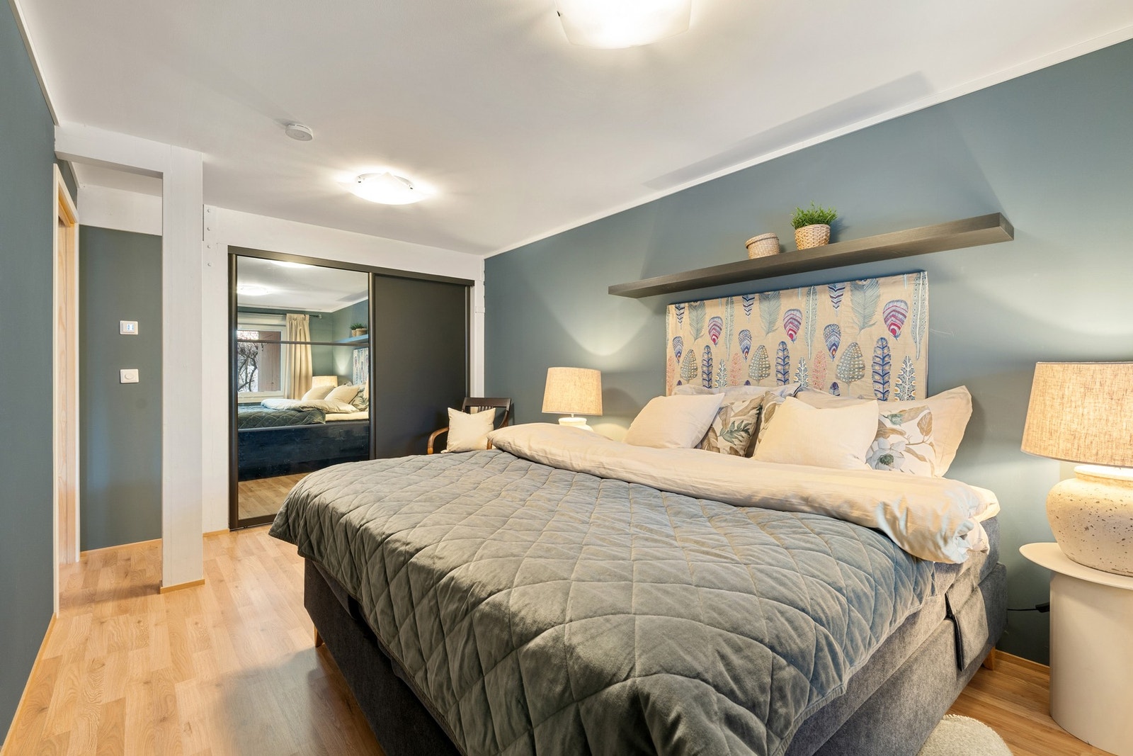 God plass til stor dobbeltseng og garderobeløsning. Galleribilde