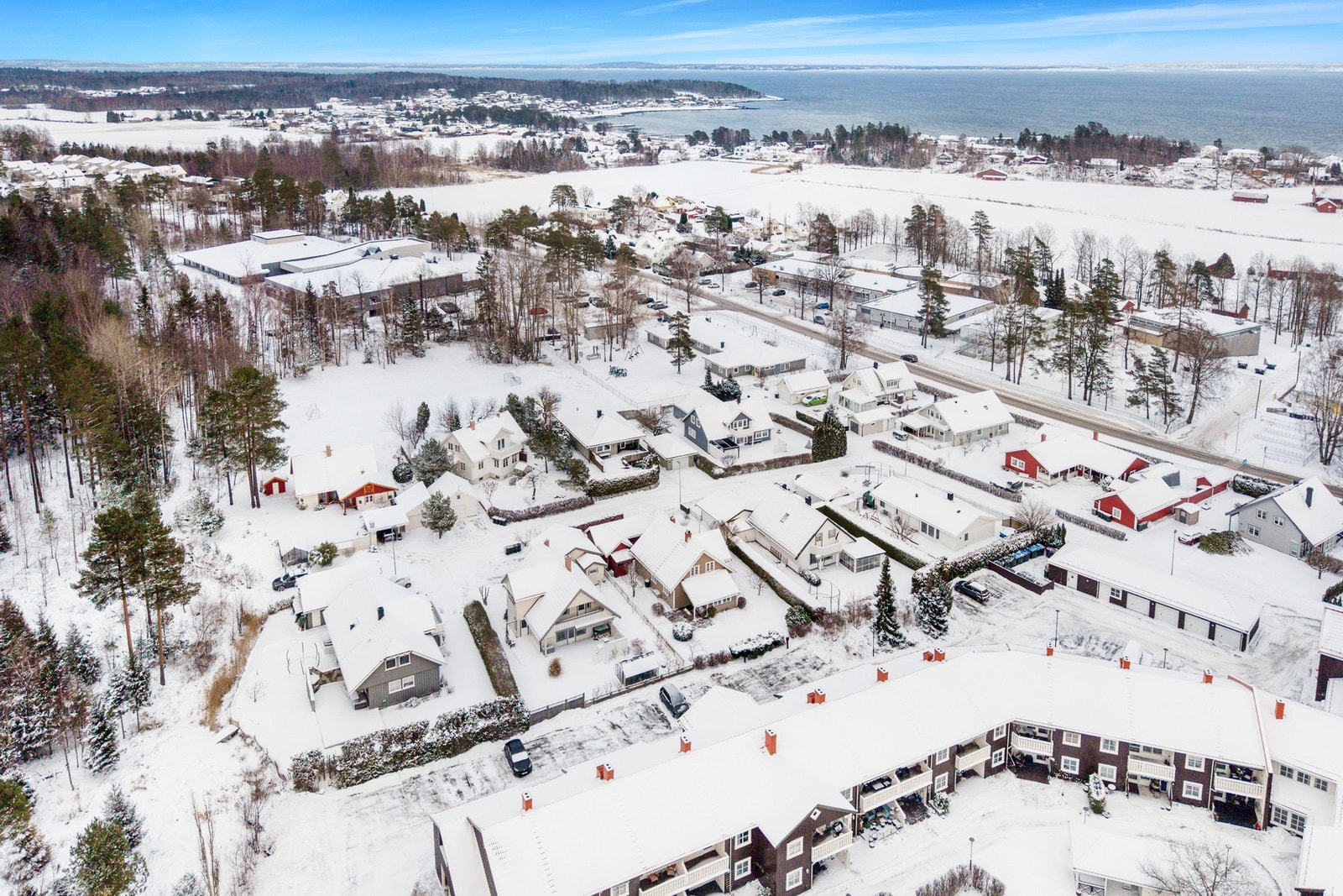 Området byr på flotte tur- og friluftsområder rett utenfor døren, ideelt for gåturer, løping og sykling. I tillegg er det kort gangavstand til Ringshaug- og Skallevoldstranden, med lange sandstrender, sandvolleyballbaner og gode rekreasjonsmuligheter året Galleribilde
