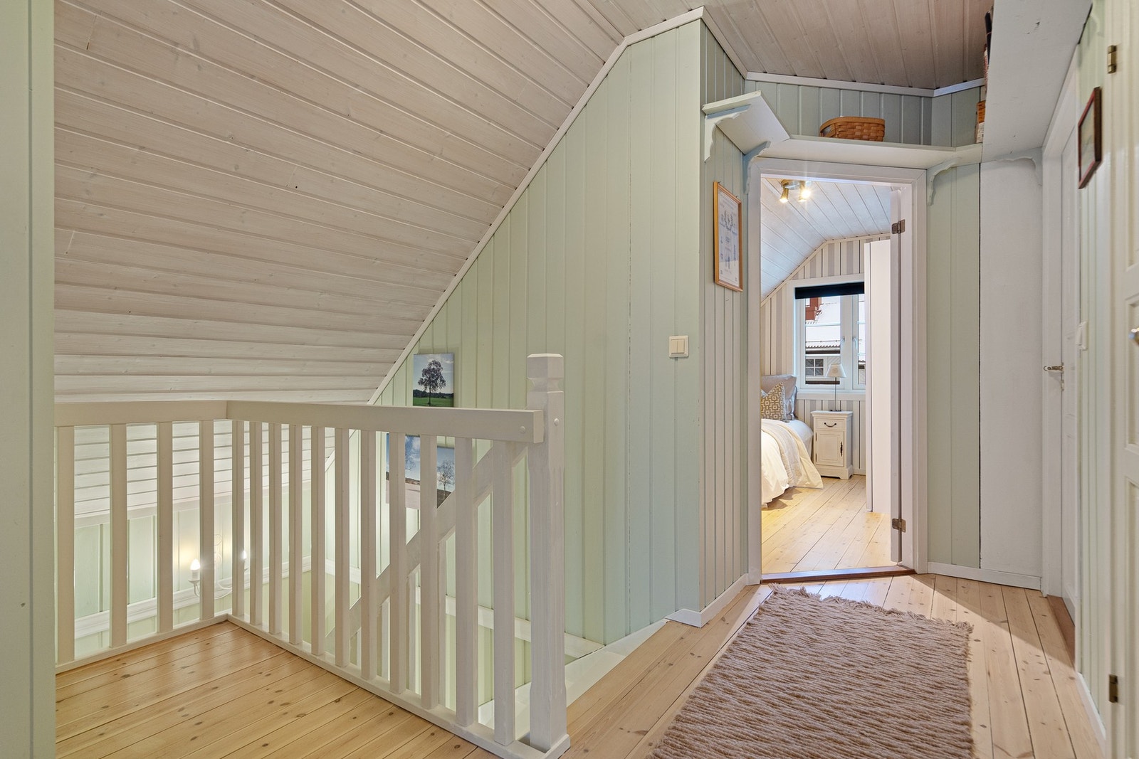 I 2. etasje finner du boligens private sone med tre gode soverom, bod og et romslig bad. Galleribilde