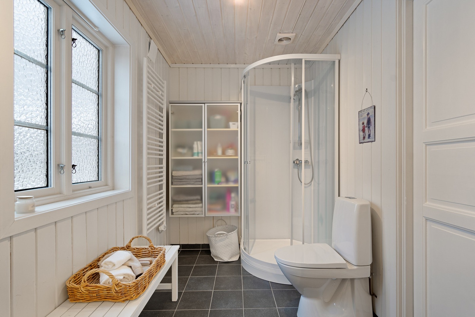 Praktisk vaskerom/bad i 1. etasje, med god størrelse. Galleribilde