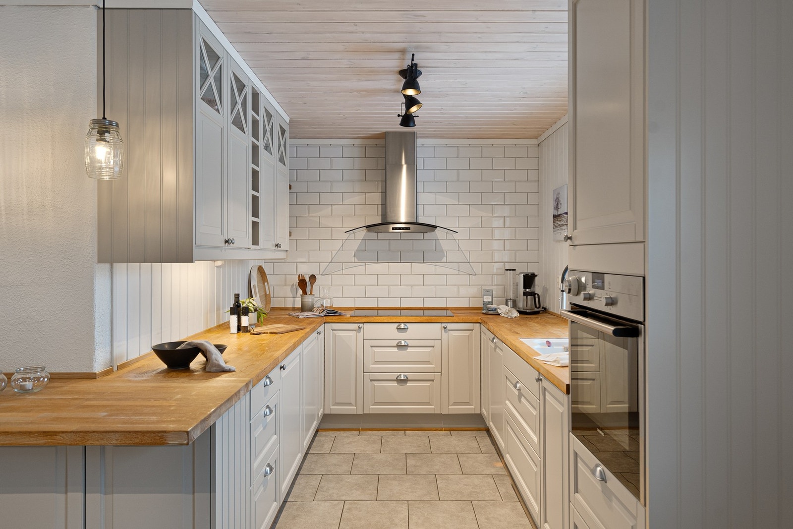 Kjøkkenet er fra 2016 og fremstår både pent og funksjonelt, med profilerte fronter, heltre benkeplate og rikelig med skap- og benkeplass. Galleribilde