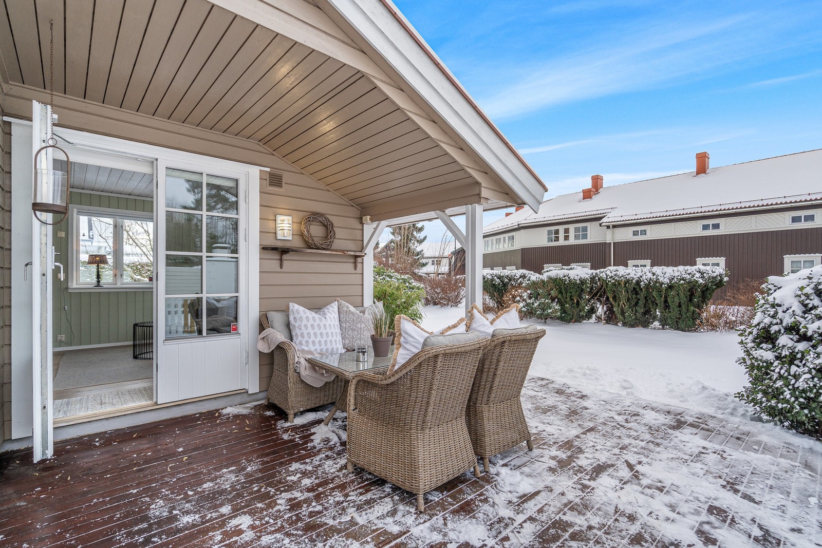 Eiendommen har en svært flott og solrik tomt med nydelig, usjenert og velstelt hage. Her er det gode utearealer som passer perfekt for både barnelek, hageinteresserte og hyggelige sammenkomster. Galleribilde