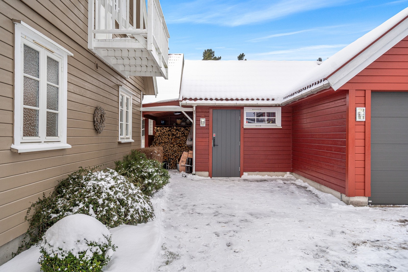 Boligen disponerer også stor isolert bod i tilknytning til garasje. Galleribilde