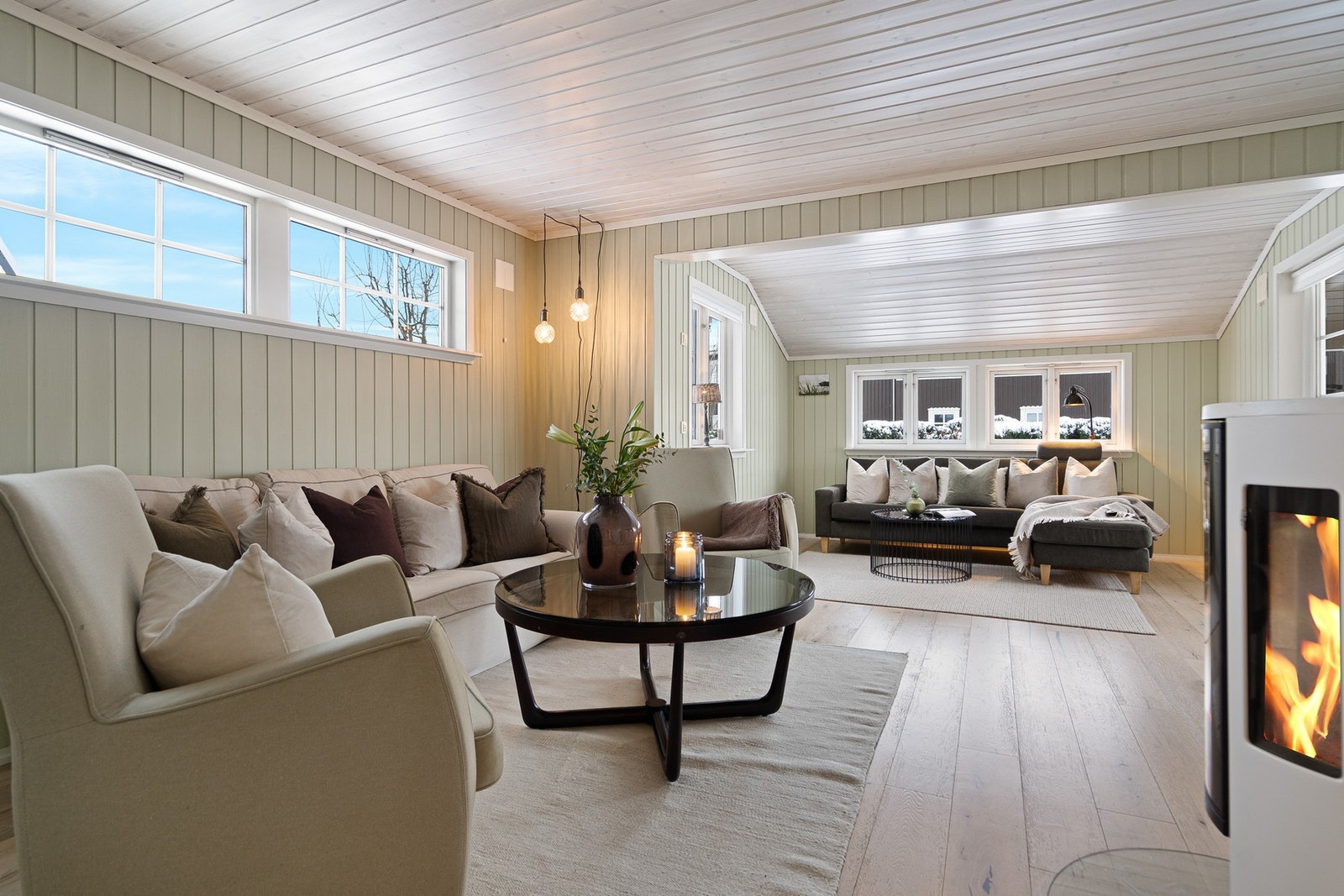 Stuen er lys og romslig, med plass til både sofagruppe og spisebord. Galleribilde