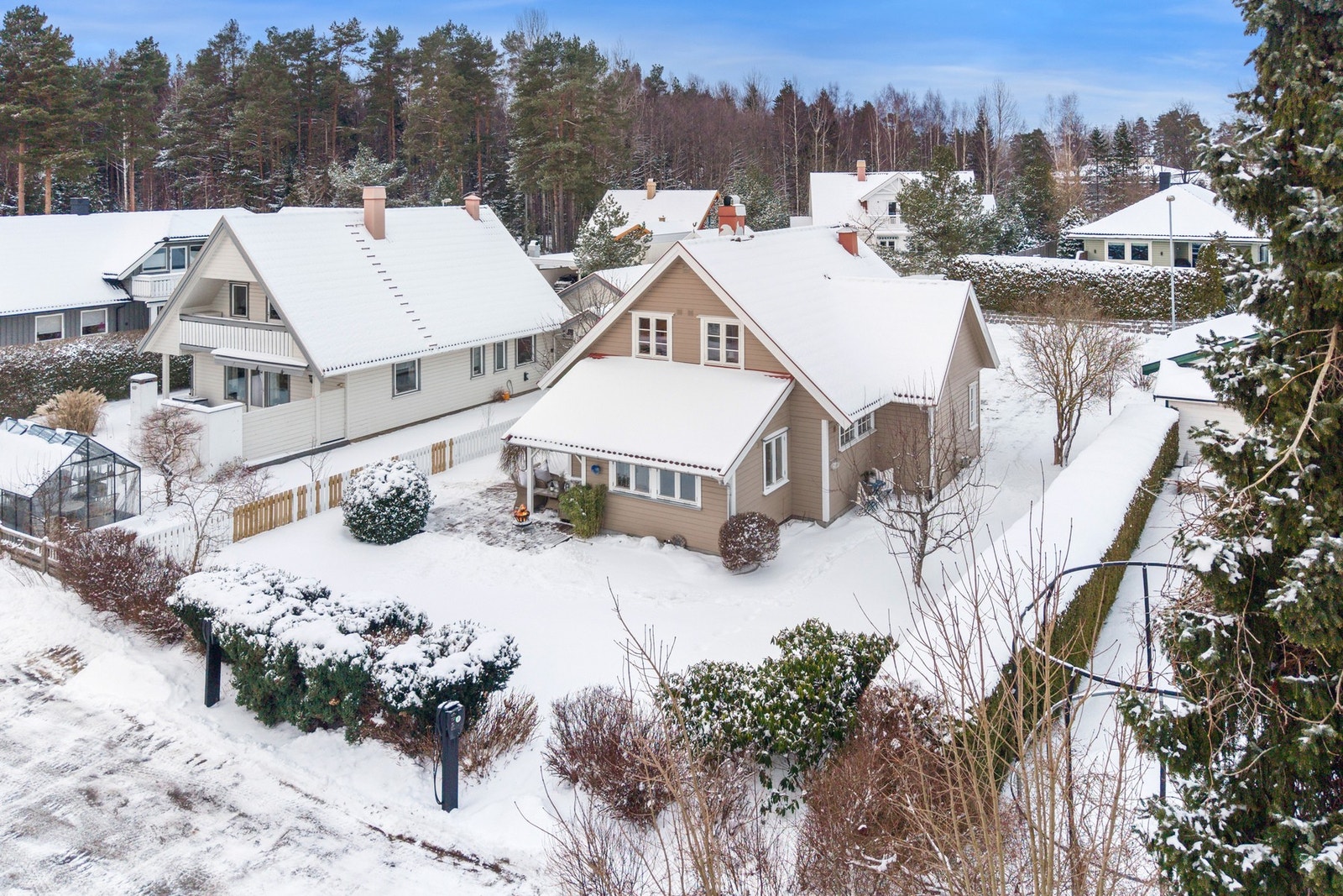 Her er det kun få meter til barnehage samt barne- og ungdomsskole, noe som gjør hverdagen enkel og trygg for barnefamilier. Galleribilde