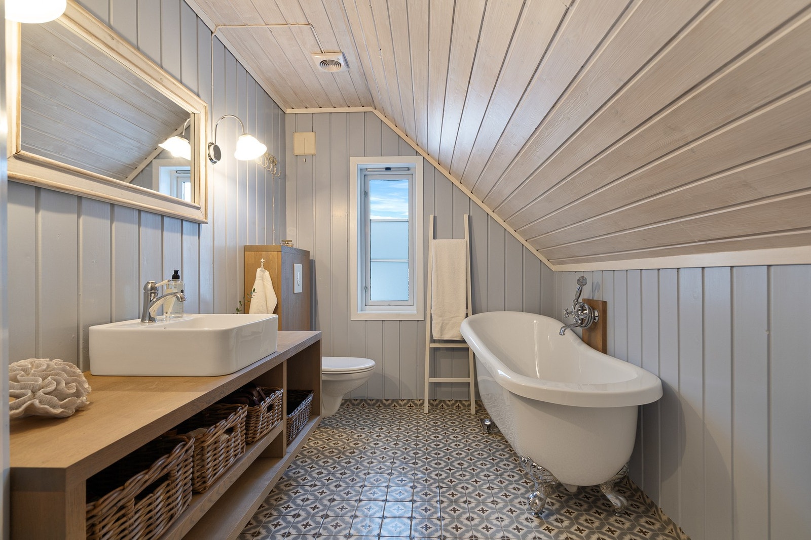 Badet er funksjonelt utformet og innredet med servant, toalett og dusjløsning, og dekker familiens behov på en god måte. Galleribilde