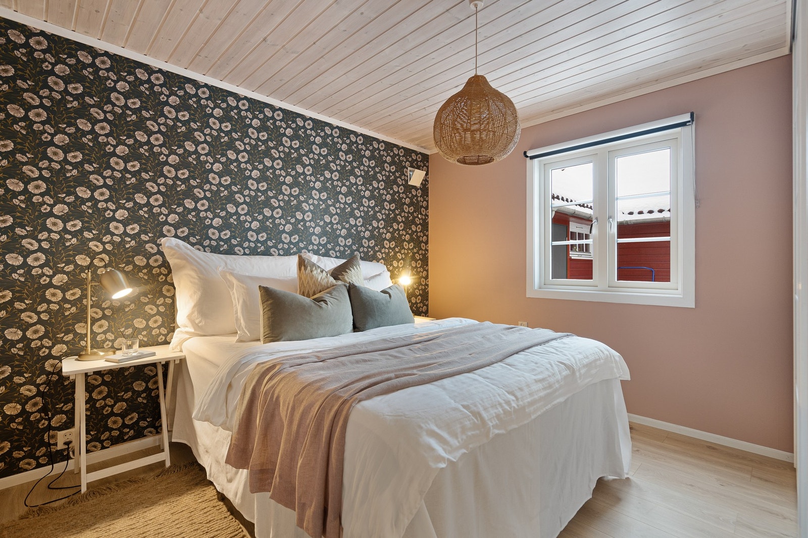 Behagelig og romslig hovedsoverom i 1. etasje. Galleribilde