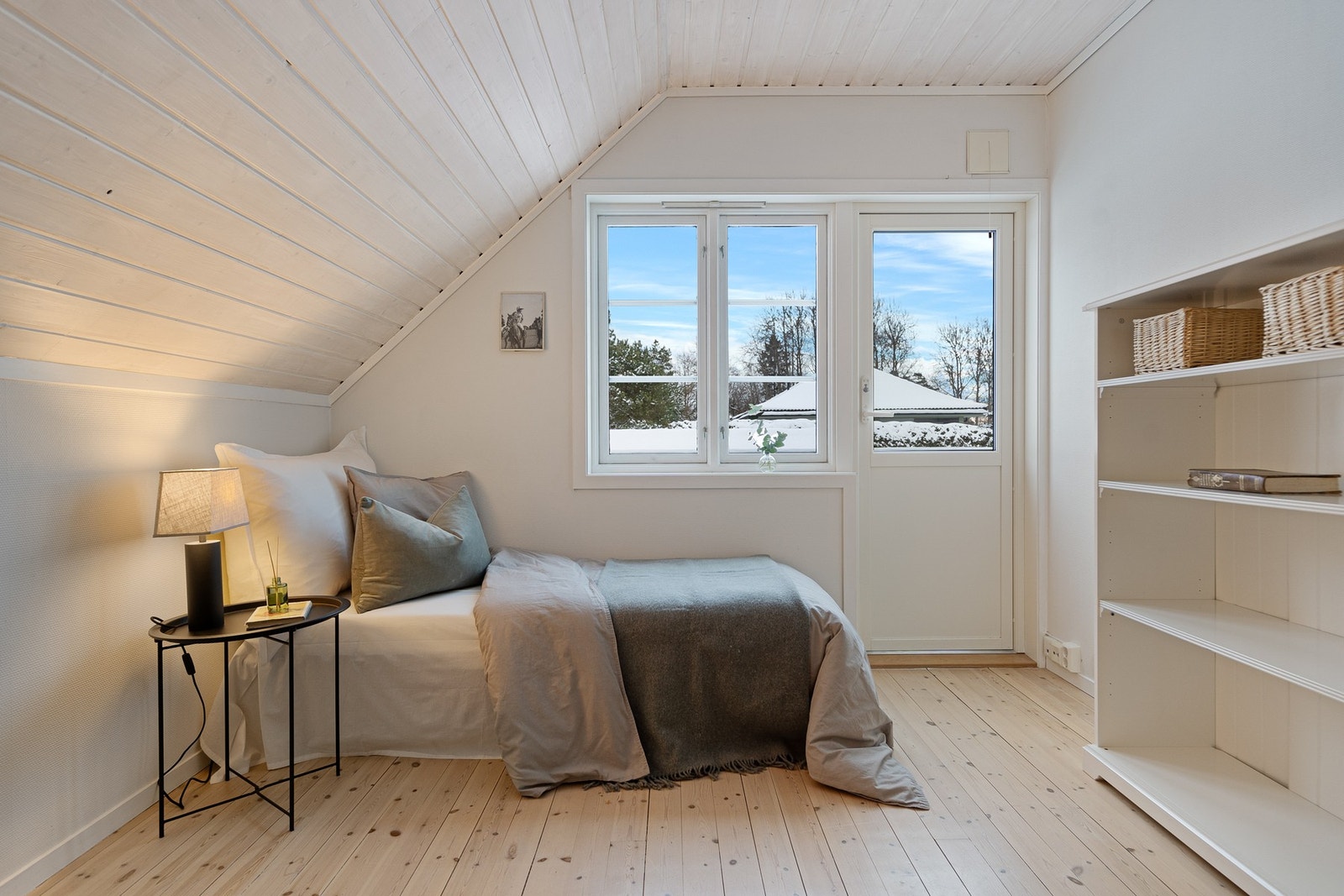 Ett av soverommene har utgang til balkong, som gir et hyggelig og privat uteareal. Galleribilde