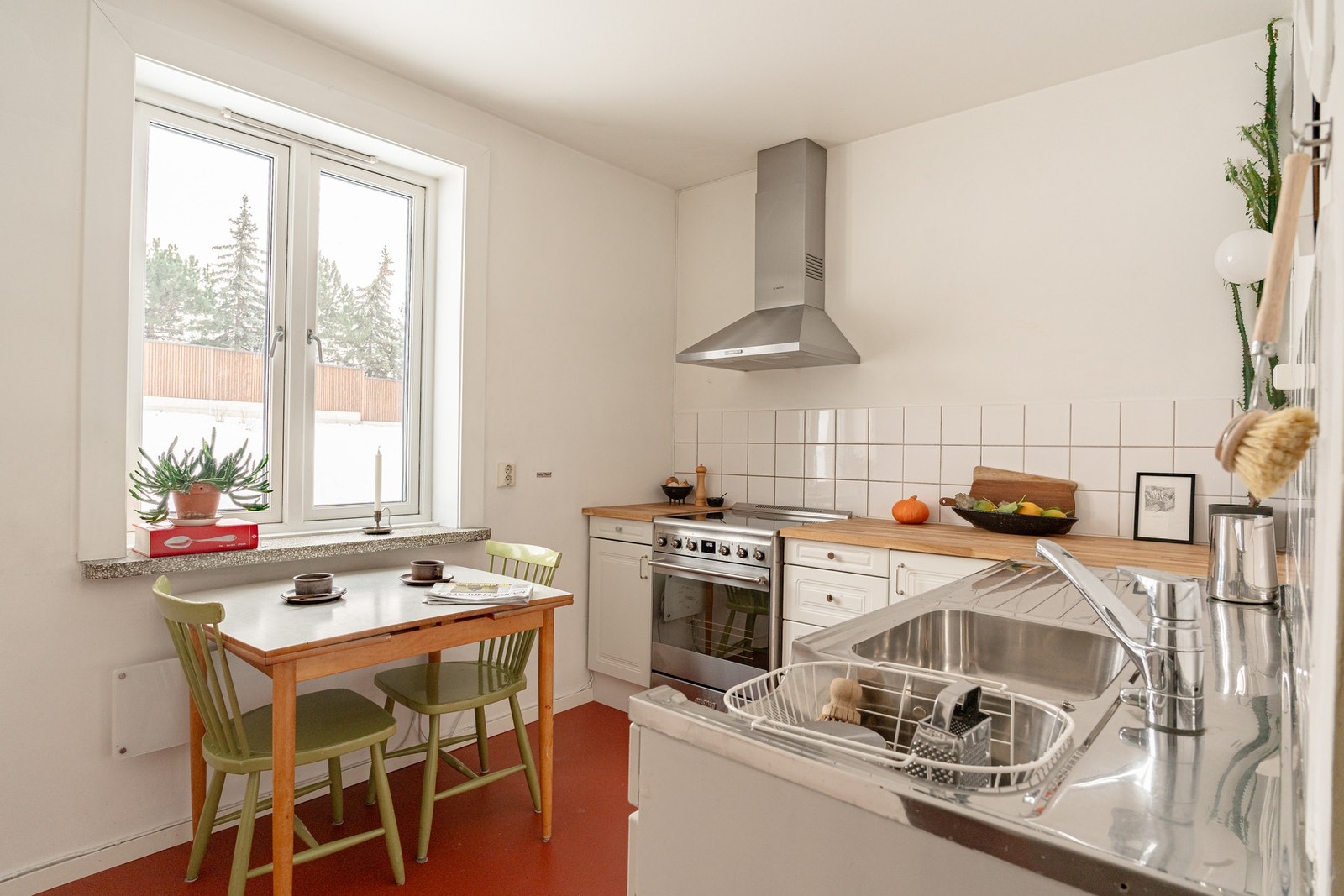 Kjøkkenet gjennomgikk en modernisering i 2022, da selger rev alle overskap for å skape et rent og moderne uttrykk, men med klassiske detaljer. Galleribilde