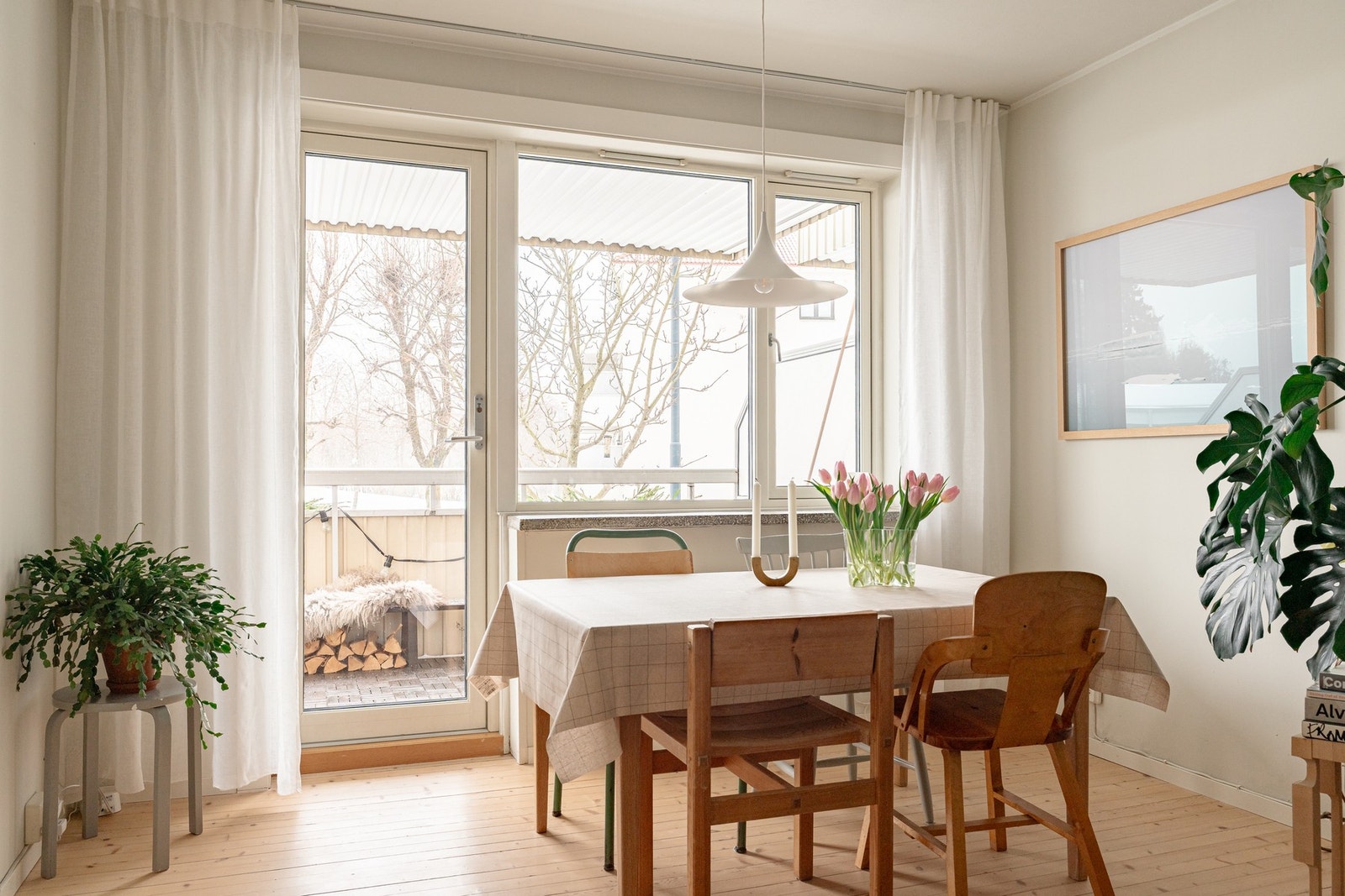 Selgers ord: "Vi falt for leilighetens flotte tregulv og opprinnelige detaljer, samt den særdeles gode planløsningen." Galleribilde