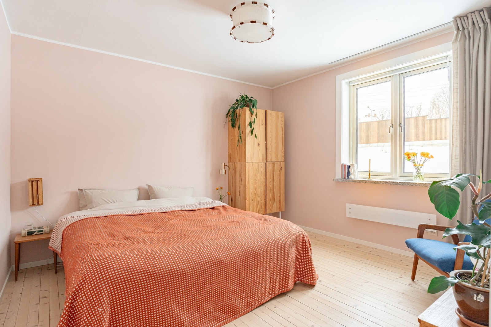 Det romslige soverommet gjør det enkelt å møblere med stor dobbeltseng og tilhørende møblement, garderobeskap og kontorpult hvis ønskelig. Galleribilde