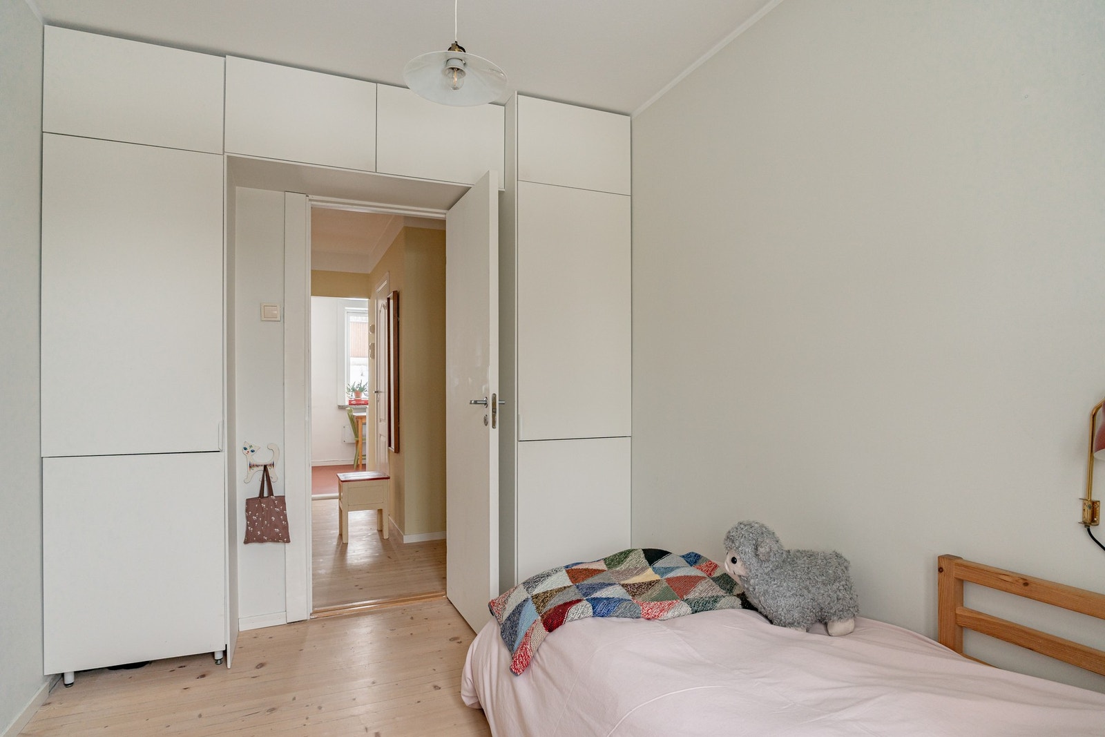 Plassbygget garderobeskap fra 2022. Galleribilde